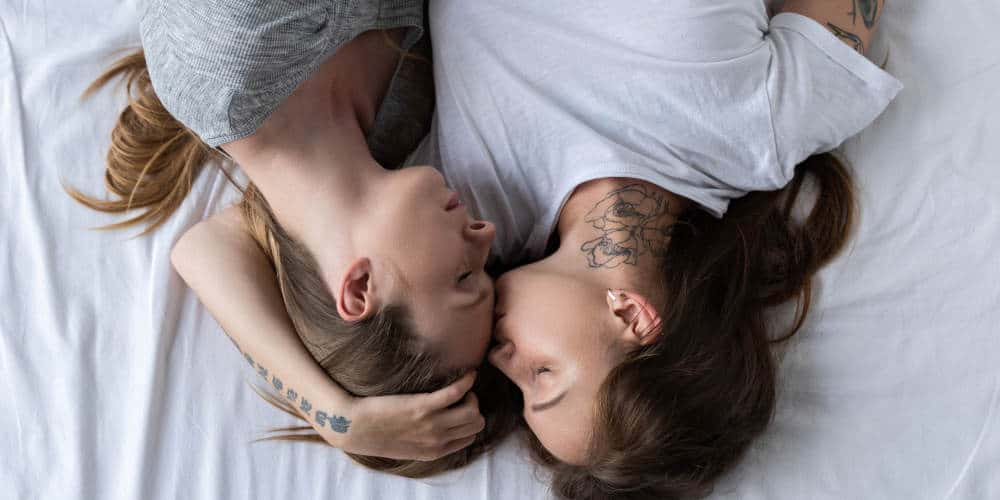 Молодые лесбиянки разрабатывают киски на постели с помощью секс игрушек